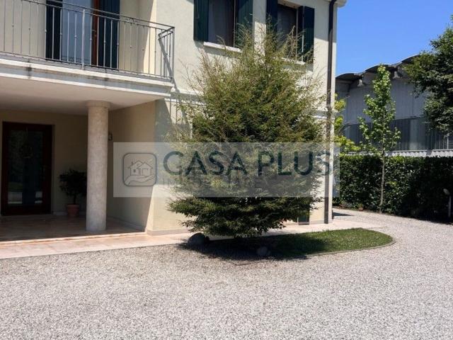 Villetta bifamiliare in vendita di 230 m² in Via Cavalieri di Vittorio Veneto