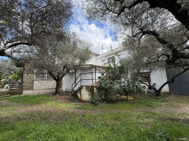 Villetta bifamiliare in vendita di 230 m² in Via Colle San Francesco, 180
