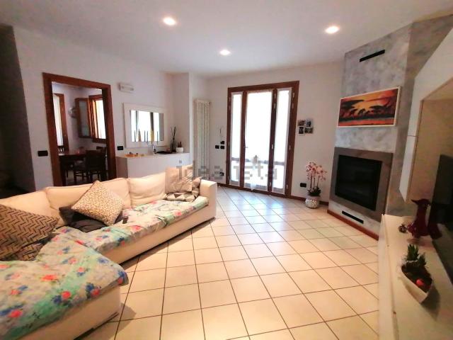 Villetta bifamiliare in vendita di 230 m² in Via de Gasperi