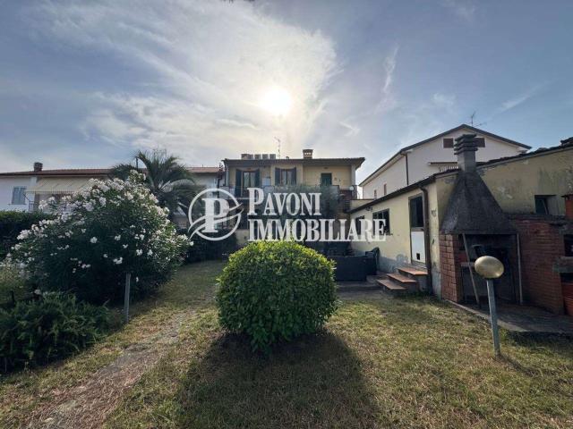 Villetta bifamiliare in vendita di 230 m² in Via del Maestrale