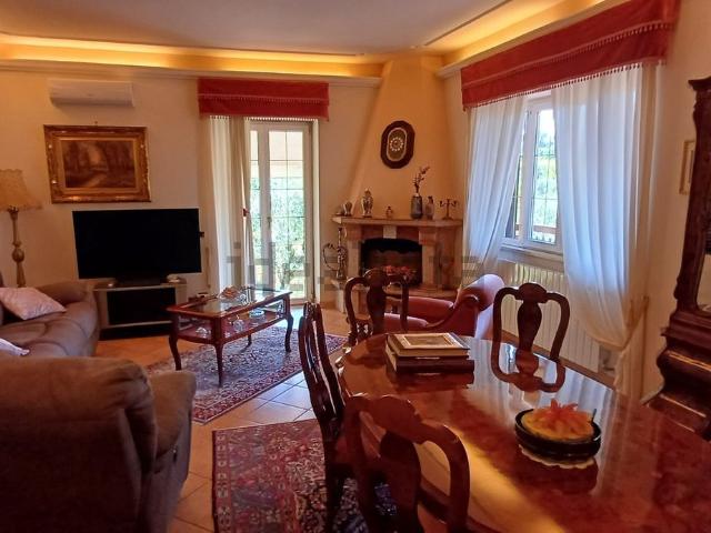 Villetta bifamiliare in vendita di 230 m² in Via delle Selve, 1