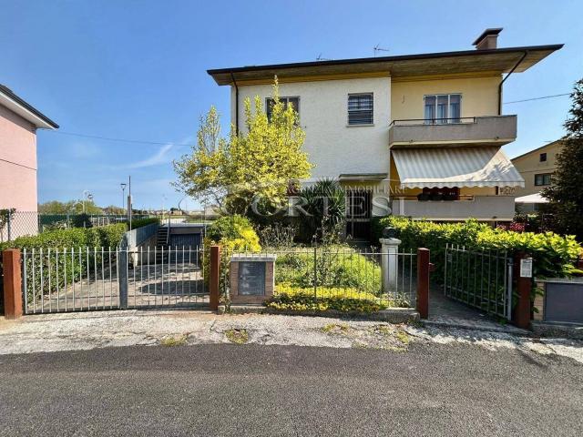 Villetta bifamiliare in vendita di 230 m² in Via Francesco Dionigi