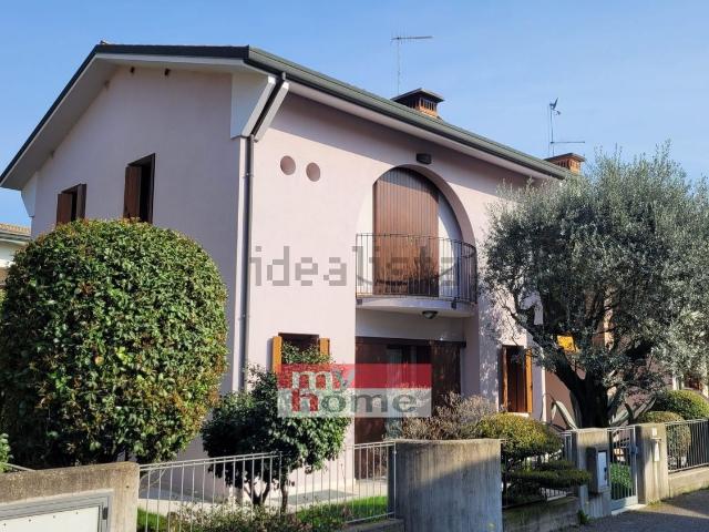 Villetta bifamiliare in vendita di 230 m² in Via Giovanni Giolitti, 25