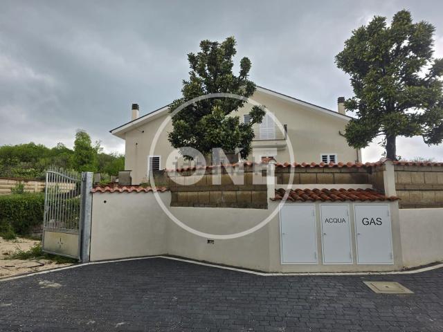Villetta bifamiliare in vendita di 230 m² in Via Giuseppe Verdi, 4