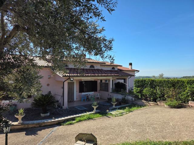Villetta bifamiliare in vendita di 230 m² in Via Granica Sud, 19