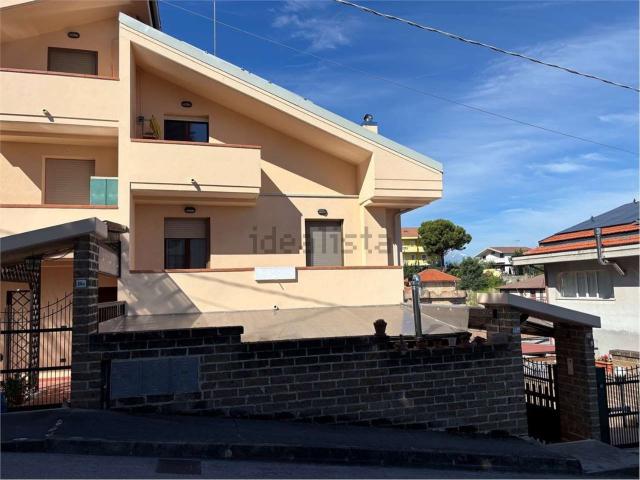 Villetta bifamiliare in vendita di 230 m² in Via Martiri di Belfiore, 24