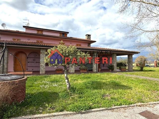 Villetta bifamiliare in vendita di 230 m² in Via Meazzi