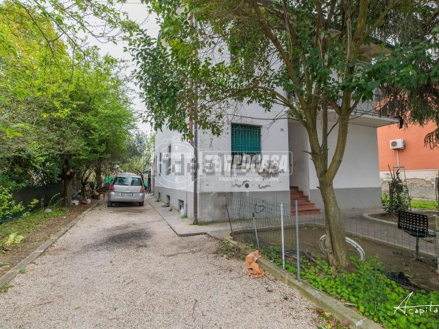 Villetta bifamiliare in vendita di 230 m² in Via Montefiore, 894