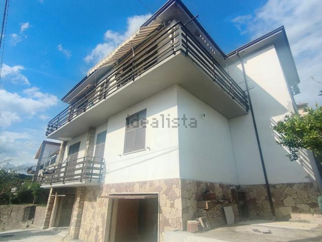 Villetta bifamiliare in vendita di 230 m² in Via NUOVA