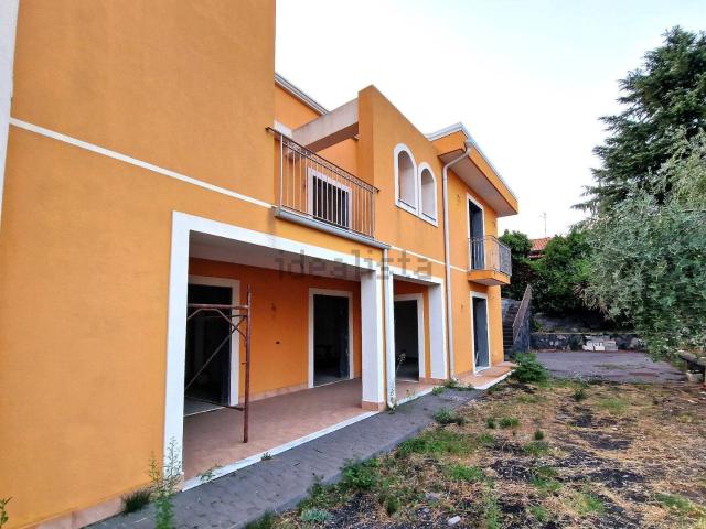 Villetta bifamiliare in vendita di 230 m² in Via Padre Pio