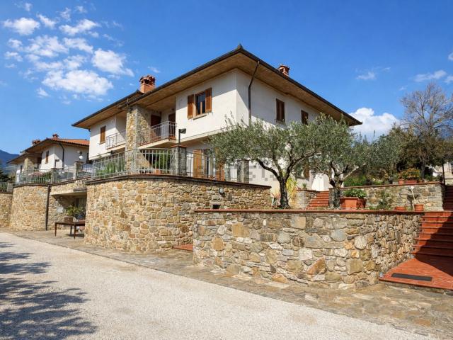 Villetta bifamiliare in vendita di 230 m² in Via Pietro da Cortona, 74