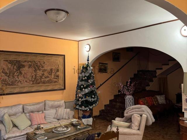 Villetta bifamiliare in vendita di 230 m² in Via Quintilio Gentili, 18