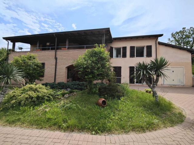 Villetta bifamiliare in vendita di 230 m² in Via Roberto Accorsi