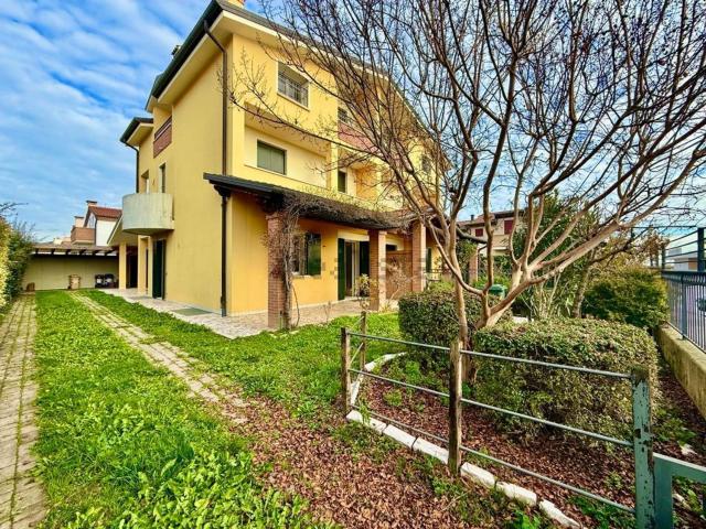 Villetta bifamiliare in vendita di 230 m² in Via San Francesco, 30