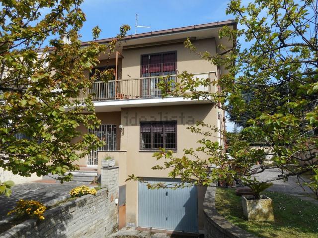 Villetta bifamiliare in vendita di 230 m² in Via Sem Benelli, 56