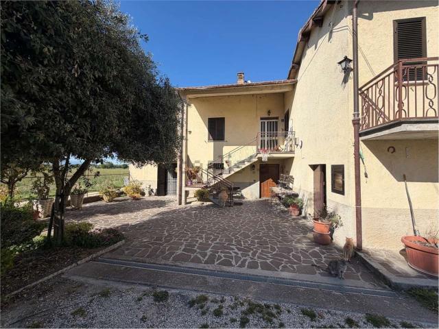 Villetta bifamiliare in vendita di 231 m² in Frazione San Sabino, 51