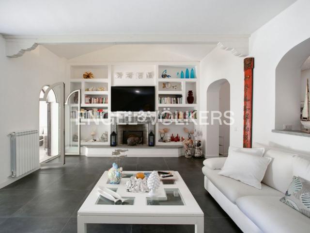 Villetta bifamiliare in vendita di 231 m² in Via delle Rose