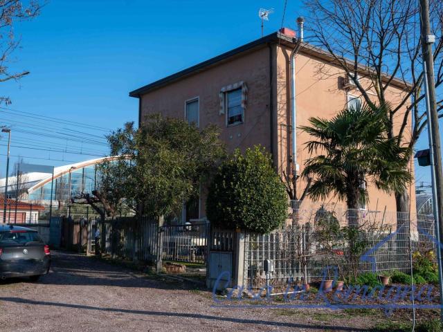 Villetta bifamiliare in vendita di 231 m² in Via Emilia