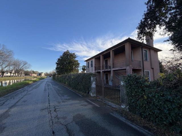 Villetta bifamiliare in vendita di 231 m² in Via Guglielmo Marconi