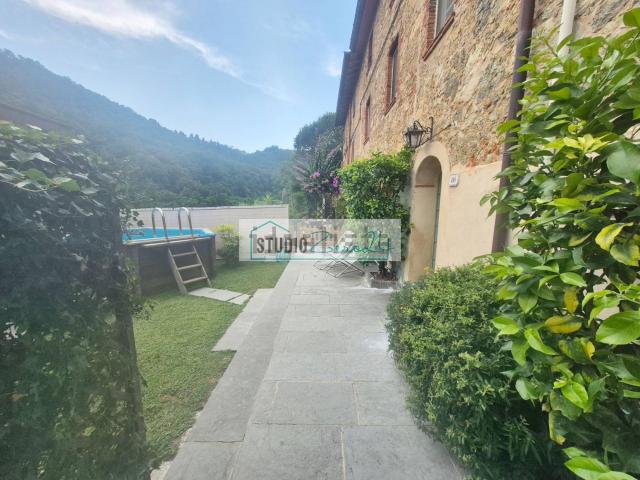 Villetta bifamiliare in vendita di 231 m² in Via Montebello, 15