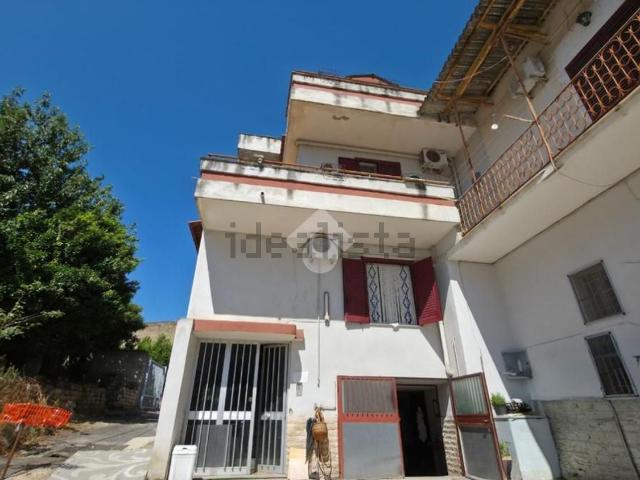 Villetta bifamiliare in vendita di 231 m² in Via Roma, 189