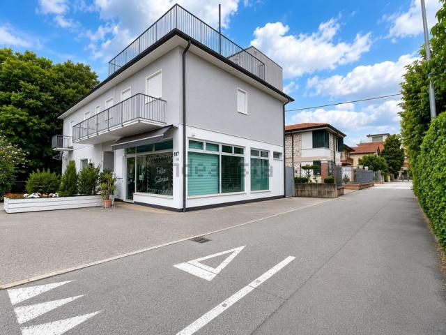Villetta bifamiliare in vendita di 231 m² in Viale Anconetta, 165