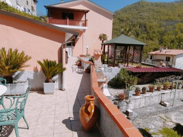 Villetta bifamiliare in vendita di 232 m² in Via Giardino