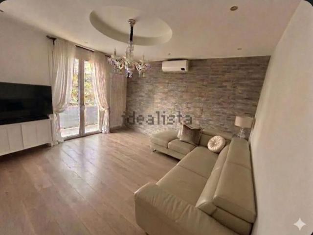 Villetta bifamiliare in vendita di 232 m² in Via Lago di Como, 8