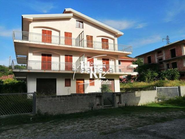 Villetta bifamiliare in vendita di 232 m² in Via Reggio Calabria