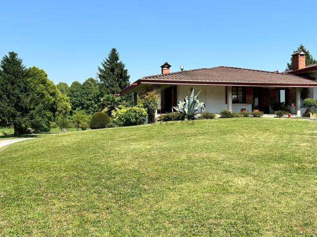 Villetta bifamiliare in vendita di 237 m² in Strada Camolli, 5