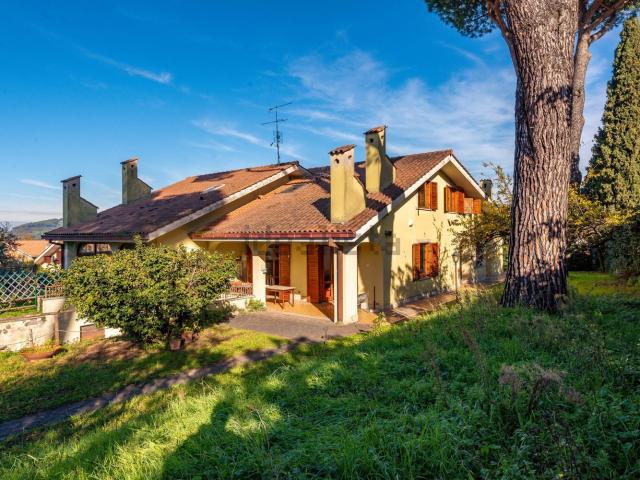 Villetta bifamiliare in vendita di 237 m² in Via Frascati, 272