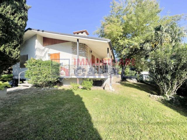 Villetta bifamiliare in vendita di 237 m² in Via G. Pascoli, 5