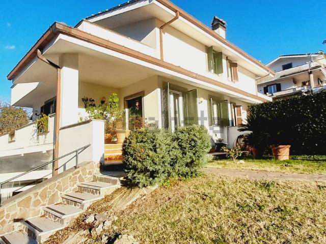 Villetta bifamiliare in vendita di 237 m² in Via Orsa Minore, 39