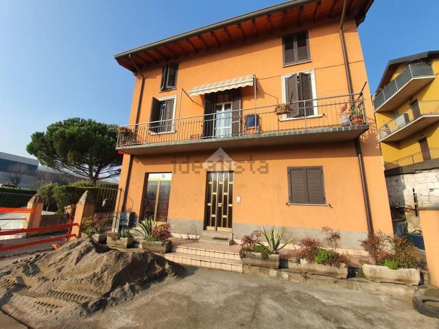Villetta bifamiliare in vendita di 237 m² in Via per Grumello, 19