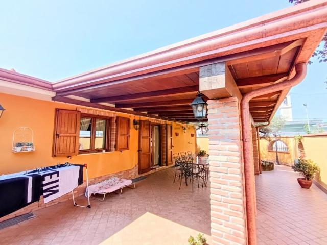 Villetta bifamiliare in vendita di 237 m² in Via Scutari