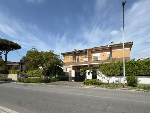 Villetta bifamiliare in vendita di 237 m² in Via Senofane, 100