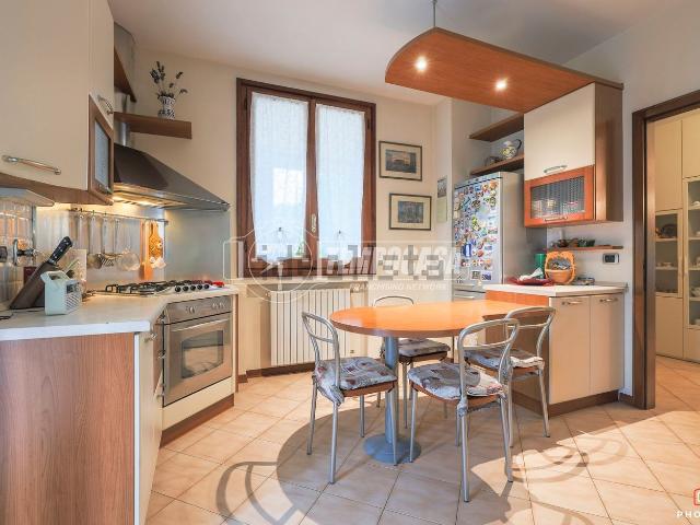 Villetta bifamiliare in vendita di 237 m² in Via Serafino Gasiani, 18