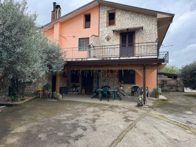Villetta bifamiliare in vendita di 234 m² in Contrada Bagnoli, 9
