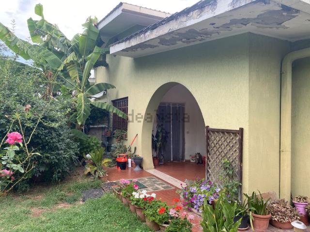 Villetta bifamiliare in vendita di 235 m² in Strada torre della fiora