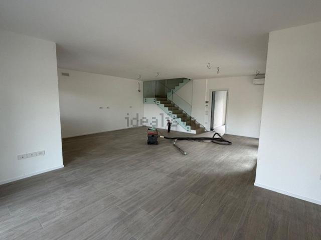 Villetta bifamiliare in vendita di 235 m² in Via Vigonovese