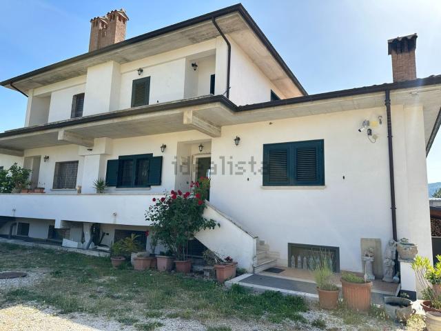 Villetta bifamiliare in vendita di 235 m² in Via delle Ginestre