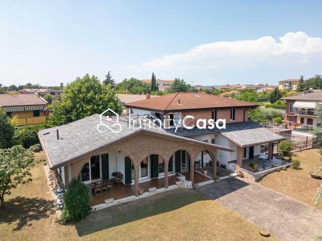 Villetta bifamiliare in vendita di 235 m² in Via Don Giovanni Bosco
