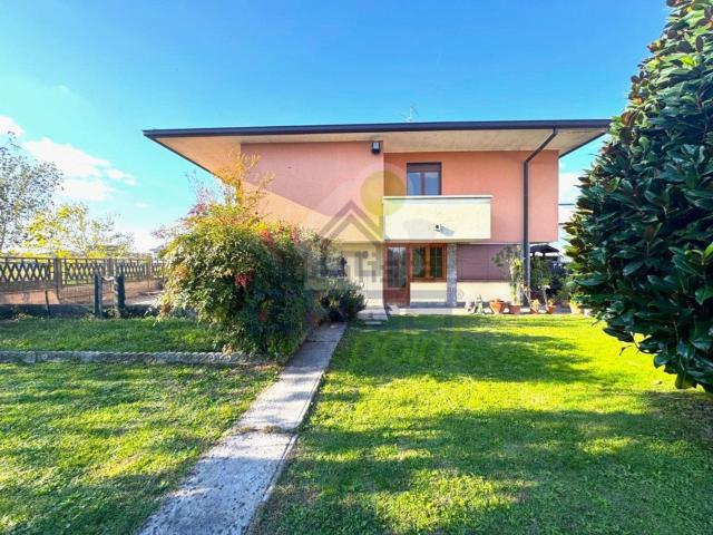 Villetta bifamiliare in vendita di 235 m² in Via Don Stefano Madonnini