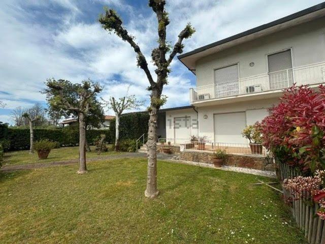 Villetta bifamiliare in vendita di 235 m² in Via Edmondo de Amicis, 9
