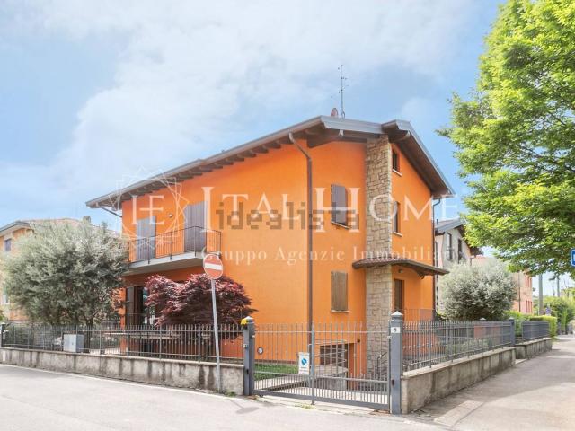 Villetta bifamiliare in vendita di 235 m² in Via Europa