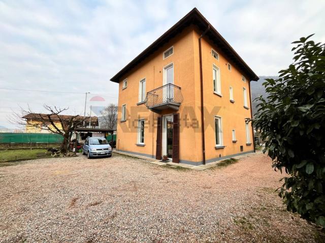 Villetta bifamiliare in vendita di 235 m² in Via Fratelli Bertolla, 73