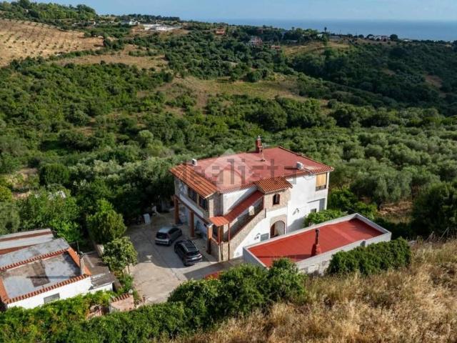 Villetta bifamiliare in vendita di 235 m² in Via Guastatori del Genio
