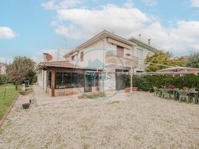 Villetta bifamiliare in vendita di 235 m² in Via Milano