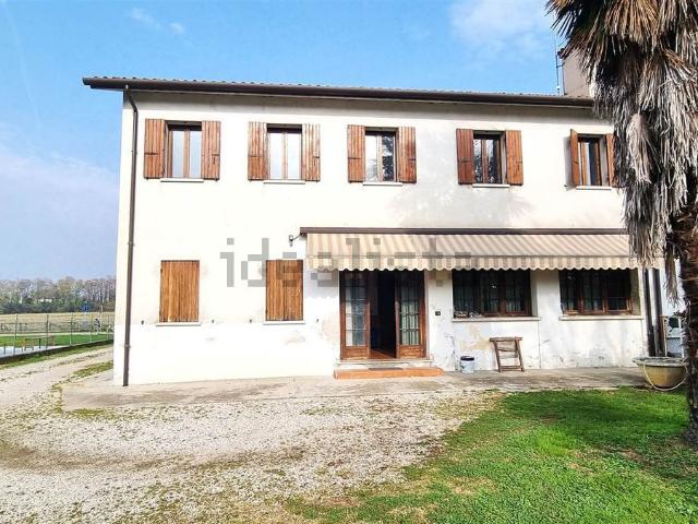 Villetta bifamiliare in vendita di 235 m² in Via Monsignor Tognana