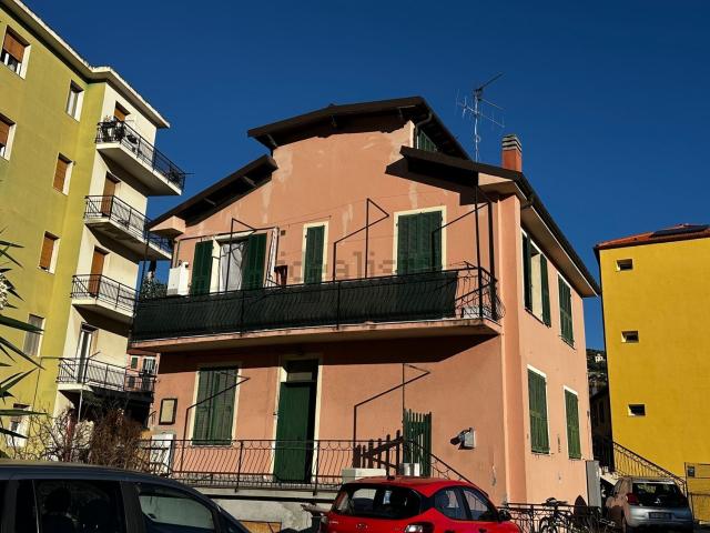 Villetta bifamiliare in vendita di 235 m² in Via Raffaele Andreoli, 20
